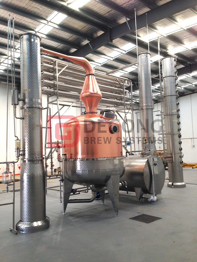 VodkaLight, en Gaitneau, Quebec, Canadá, tiene una olla DEGONG de 2.000 litros y 2 columnas, así como una destilería Mash Tun con caja de molienda, fermentación, mezcla y recipientes de almacenamiento.